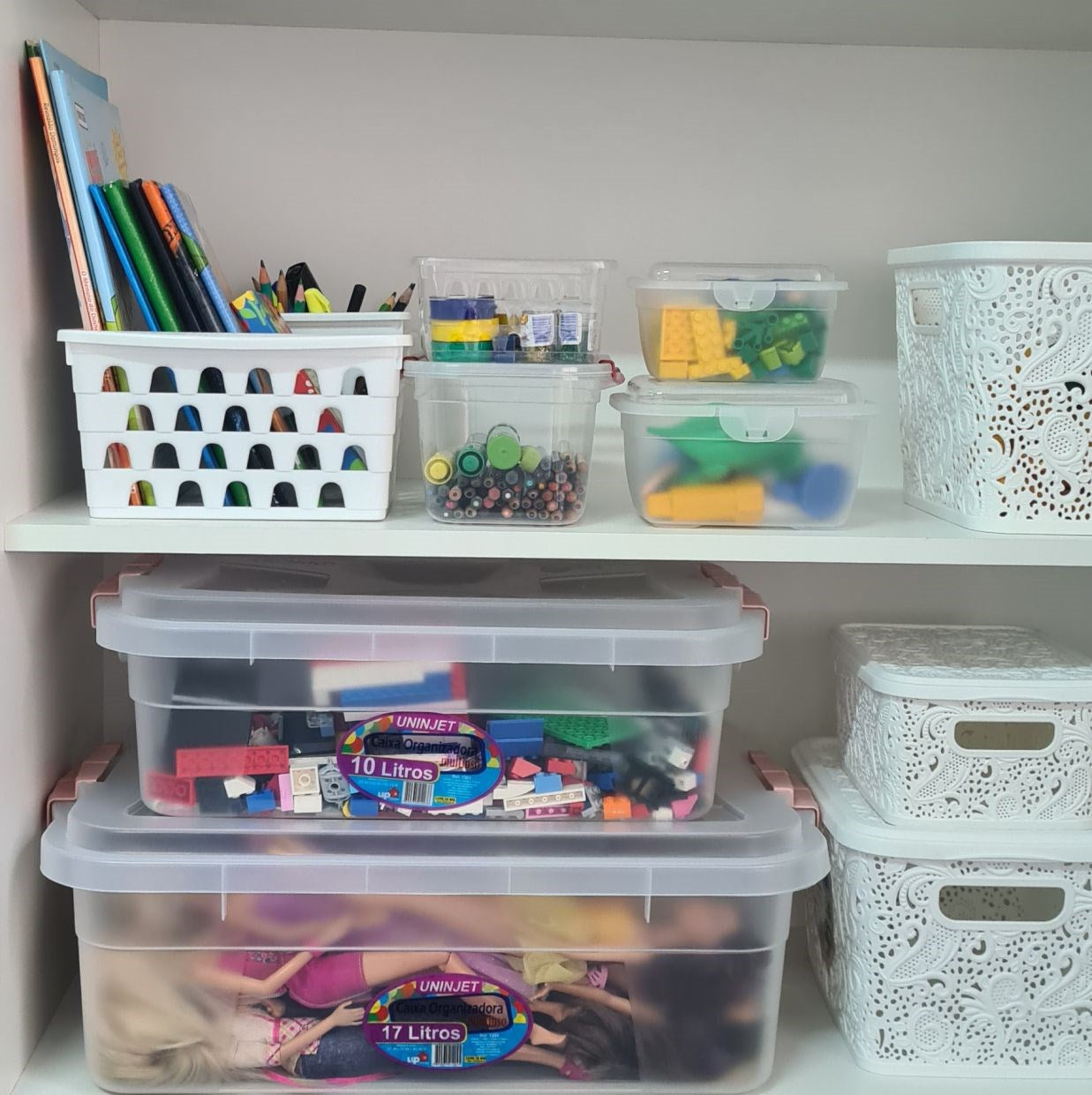 Caja organizadora transparente con tapa y pestillos